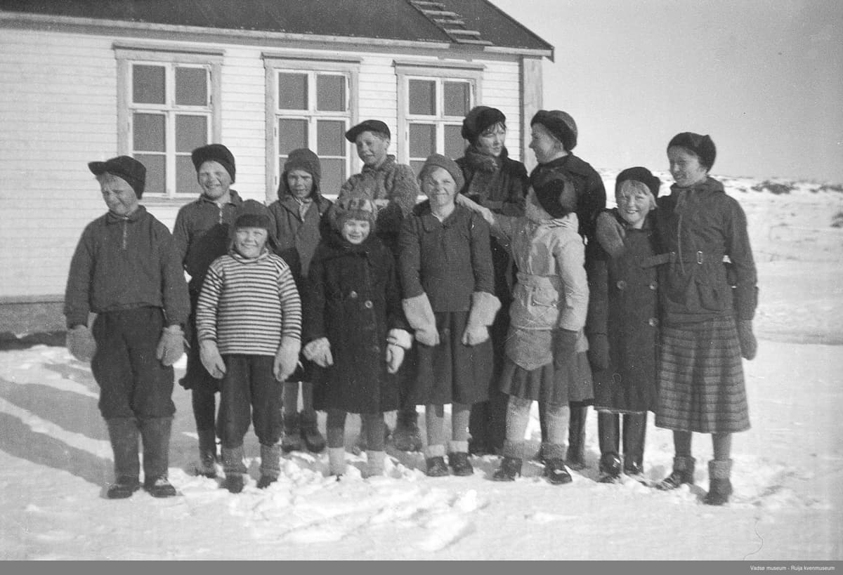 Skoleklasse foran Andersby skole