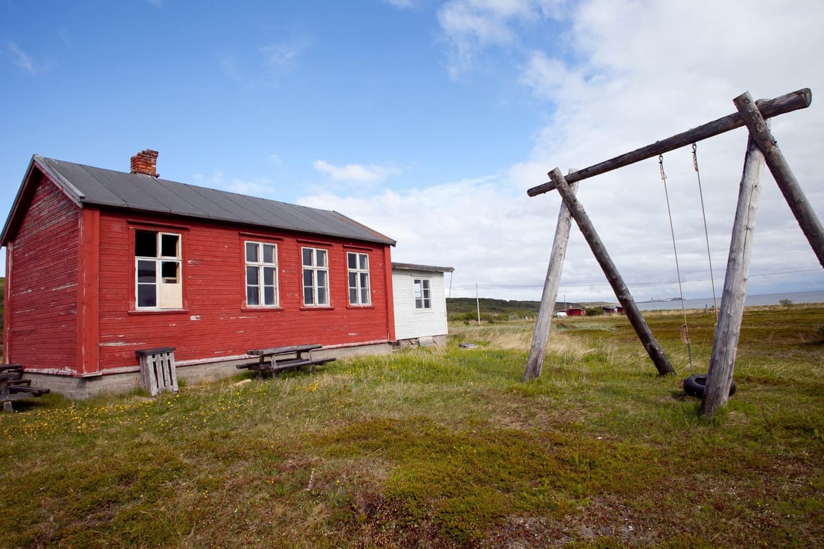 Den røde skolen med huskestativet, før restaureringen