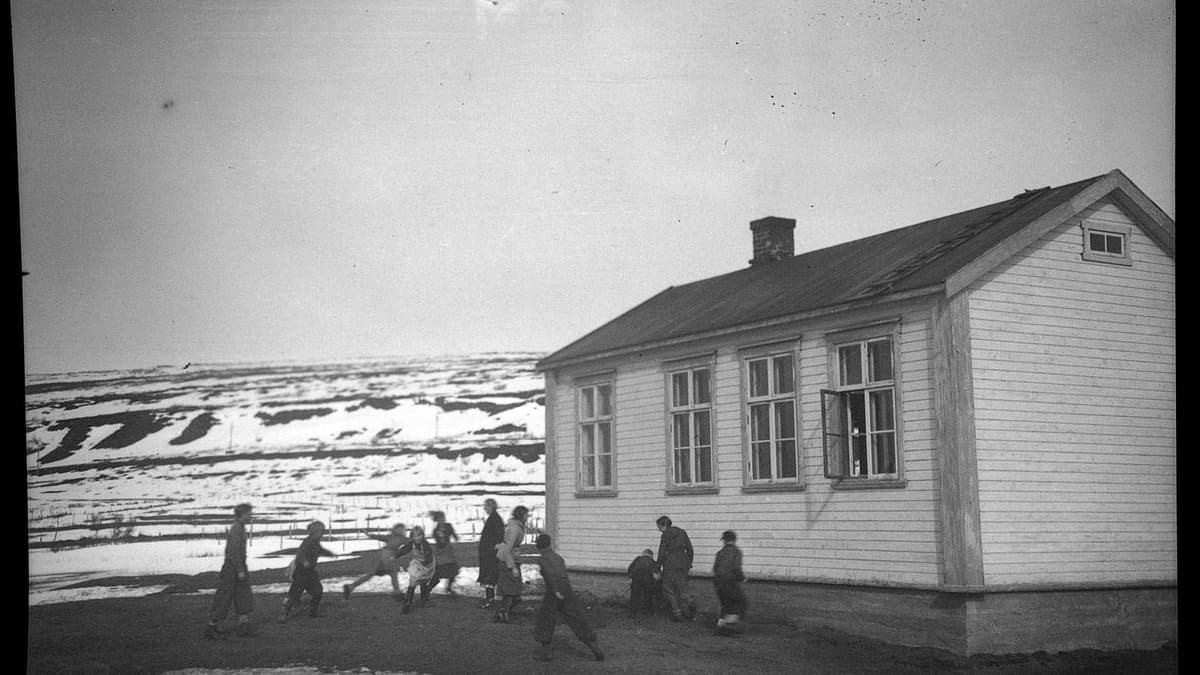Andersby skole, gammelt fotografi med elever i skolegården