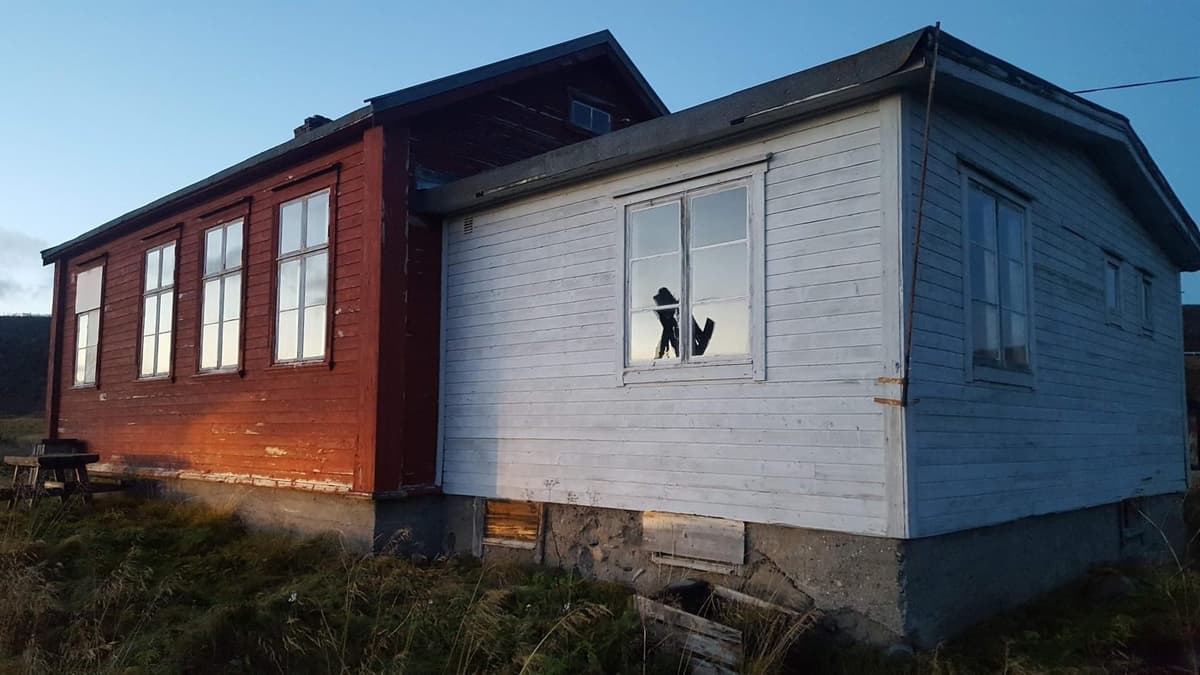 Skolen med tilbygget som senere ble revet