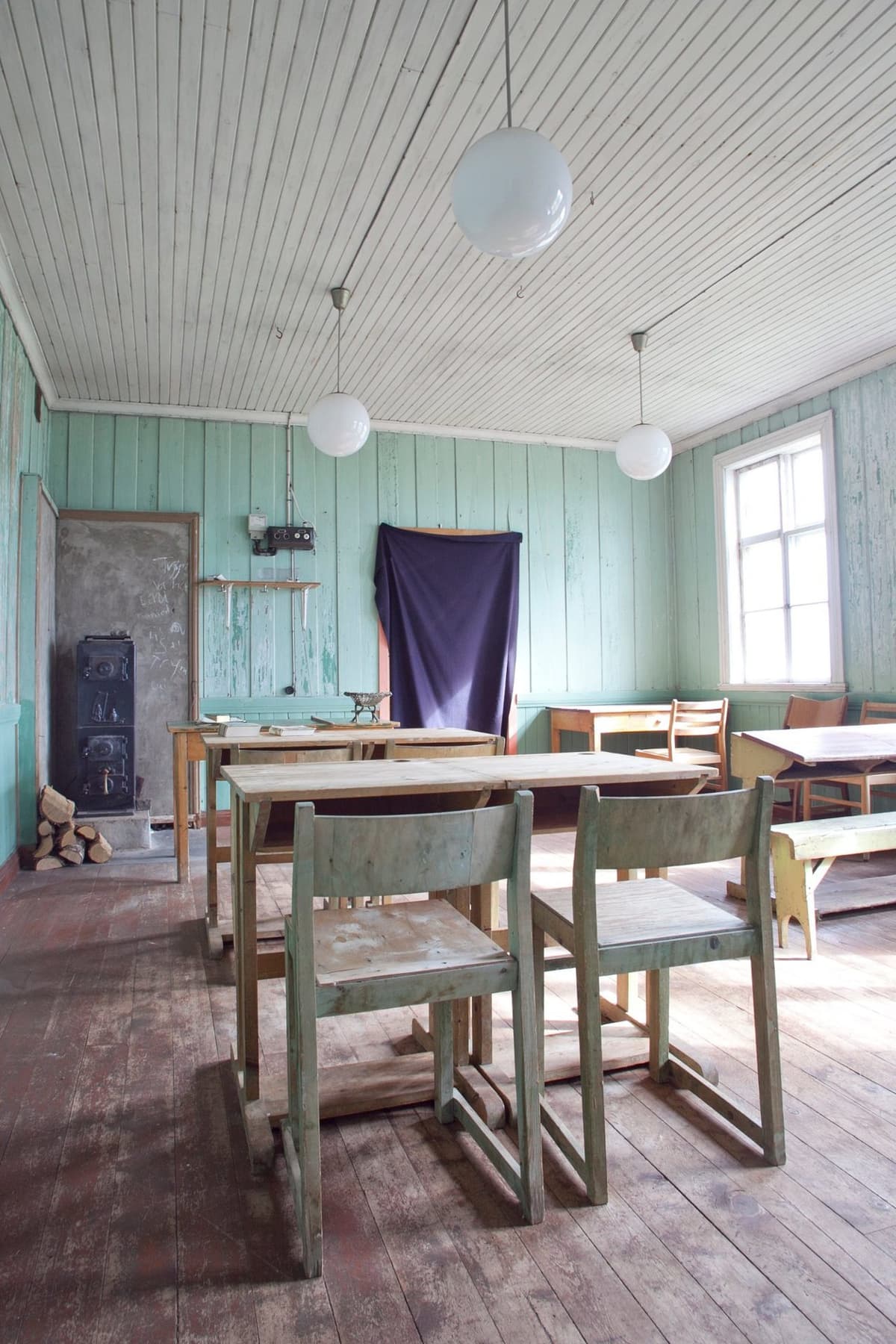 Skolestua med ovn og langbord
