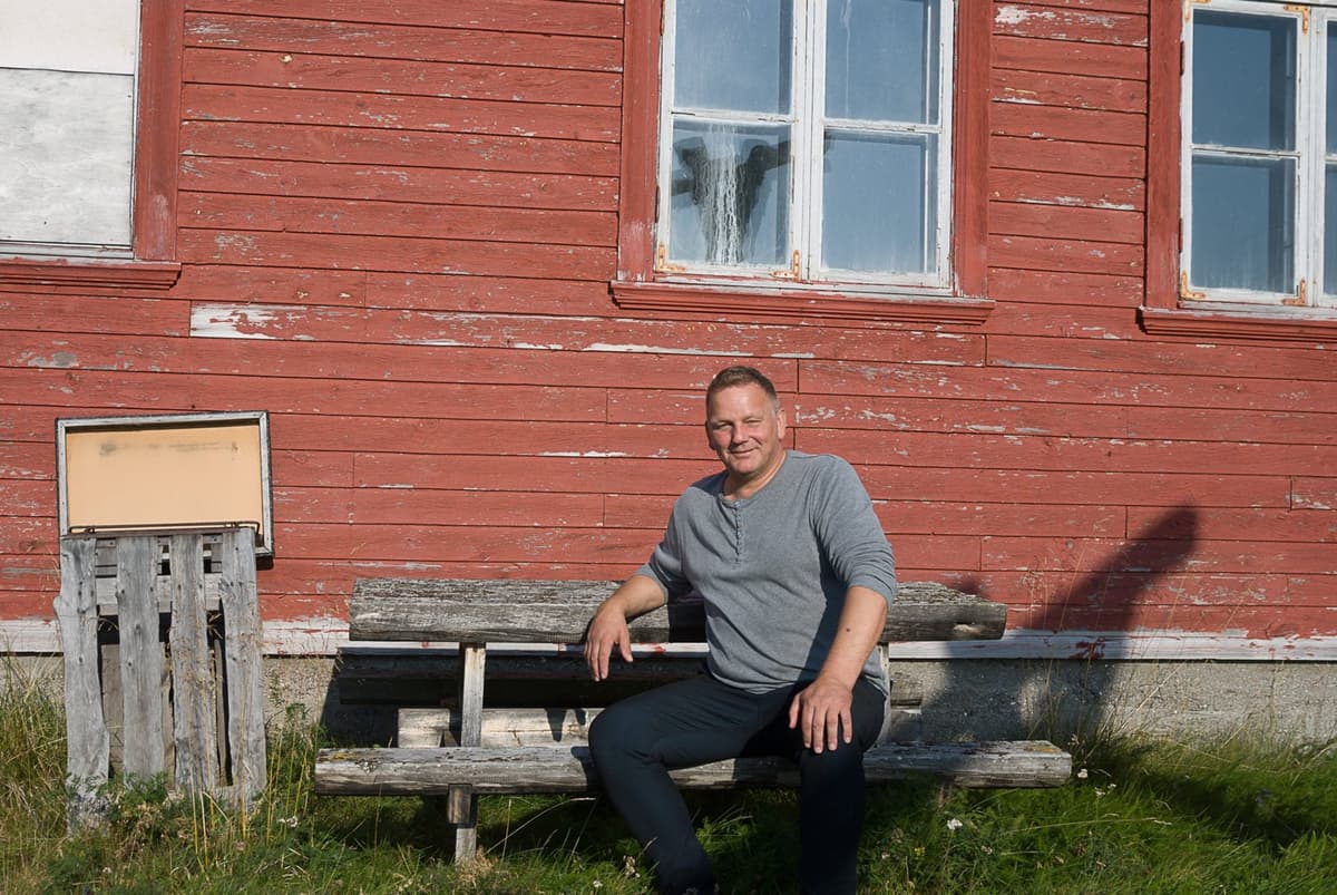 Stig Arvola foran skolen